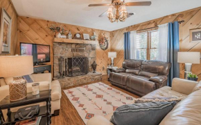Wooded Bliss Hot Tub Single level Cabin with no Steps Rocking Chairs and Wooded Views